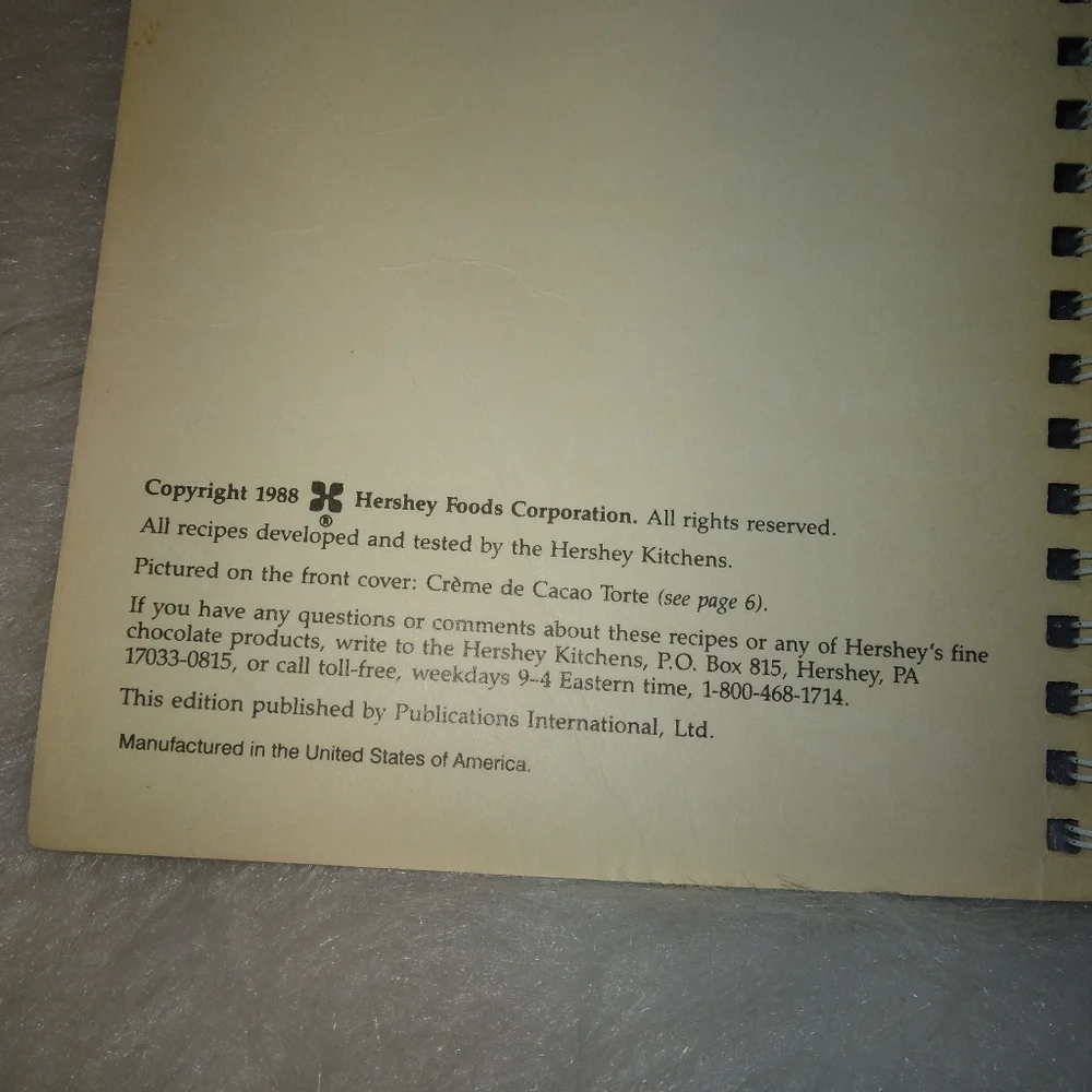 BOOK Favorite Recipes Hershey's Chocolate Classics Recipe Book, c. 1988